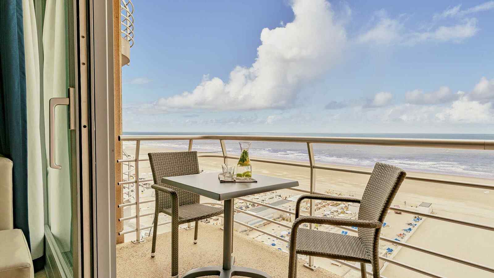 mooie-2-persoons-suite-met-balkon-en-zeezicht-in-blankenberge