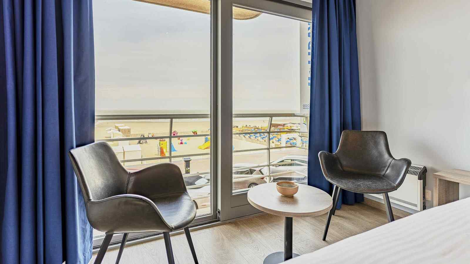 mooie-2-persoons-suite-met-balkon-en-zeezicht-in-blankenberge