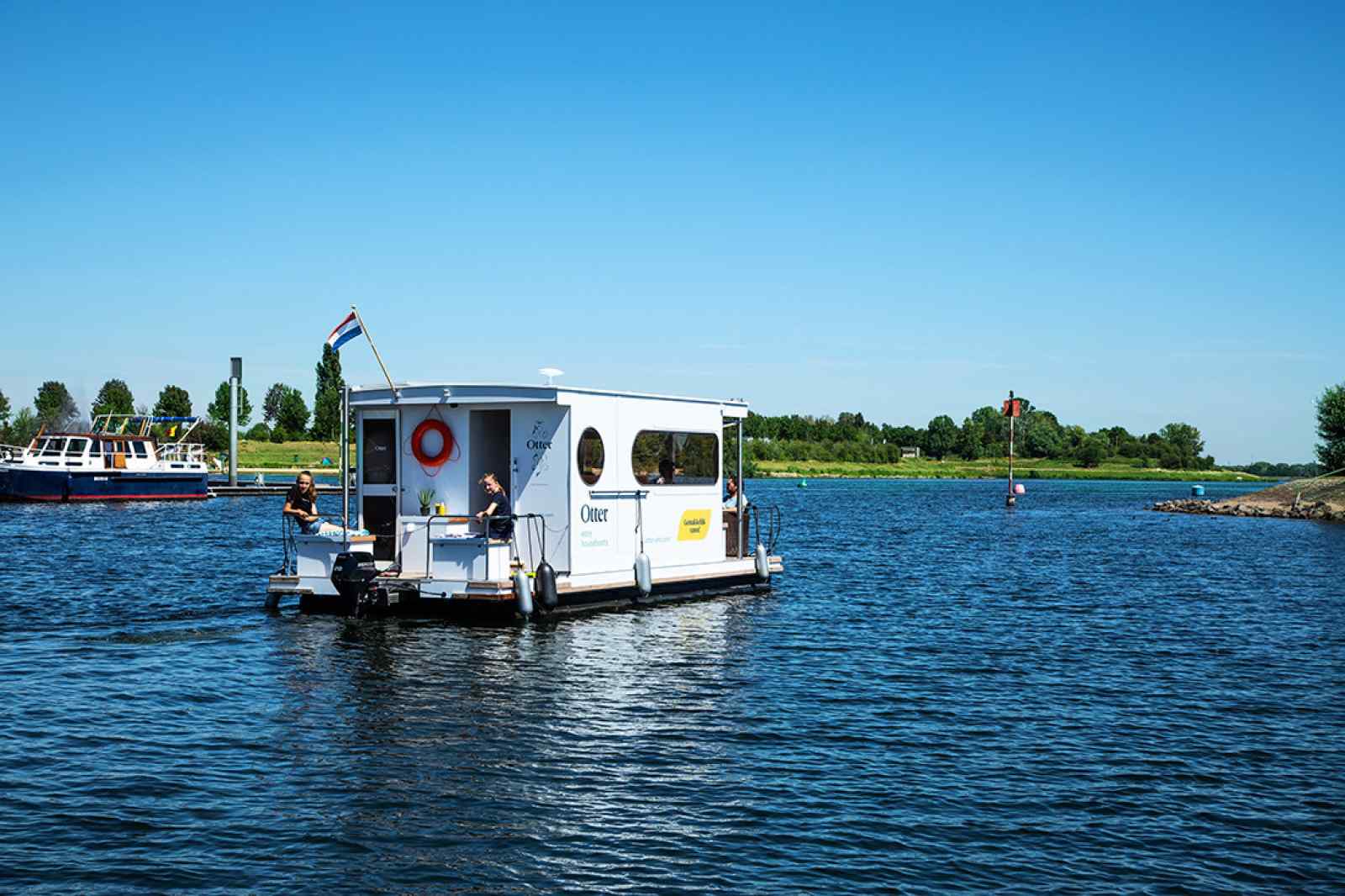 geweldige-4-persoons-houseboat-in-een-belgische-jachthaven-aan-de-maasplassen