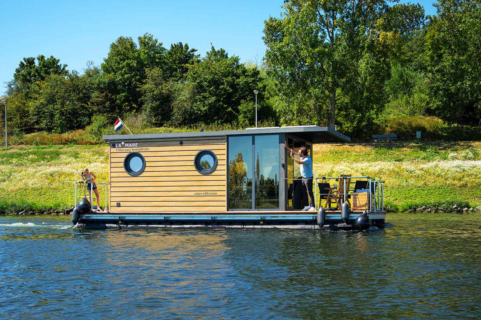 geweldige-4-persoons-houseboat-in-een-belgische-jachthaven-aan-de-maasplassen