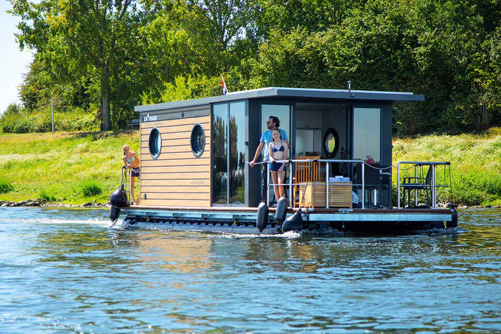 geweldige-4-persoons-houseboat-in-een-belgische-jachthaven-aan-de-maasplassen