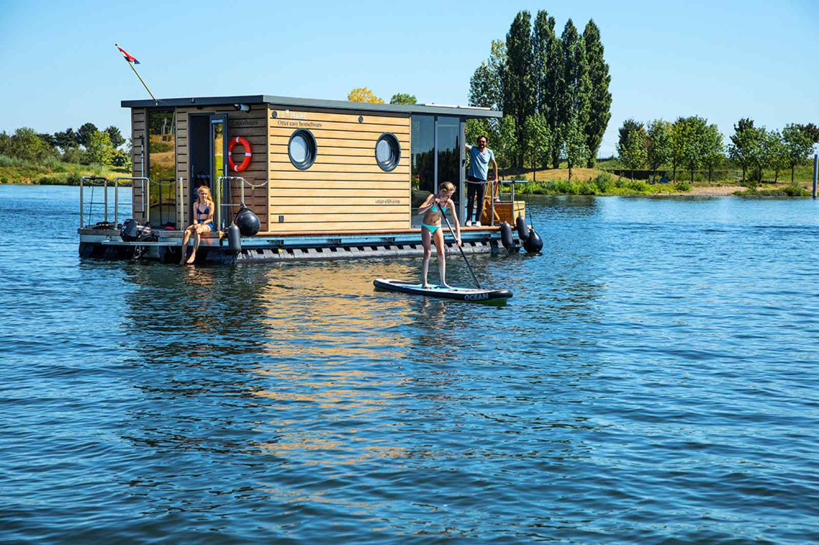 geweldige-4-persoons-houseboat-in-een-belgische-jachthaven-aan-de-maasplassen