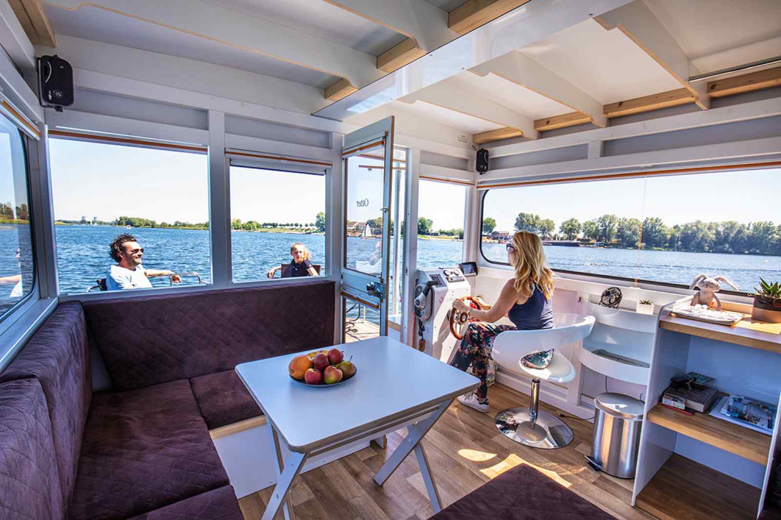 geweldige-4-persoons-houseboat-in-een-belgische-jachthaven-aan-de-maasplassen