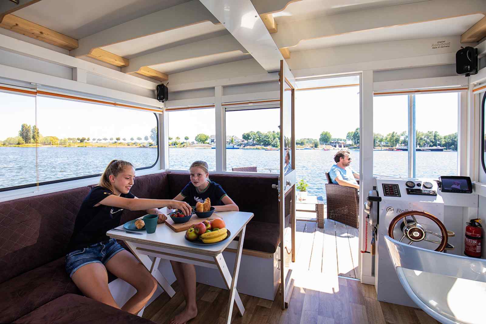 geweldige-4-persoons-houseboat-in-een-belgische-jachthaven-aan-de-maasplassen