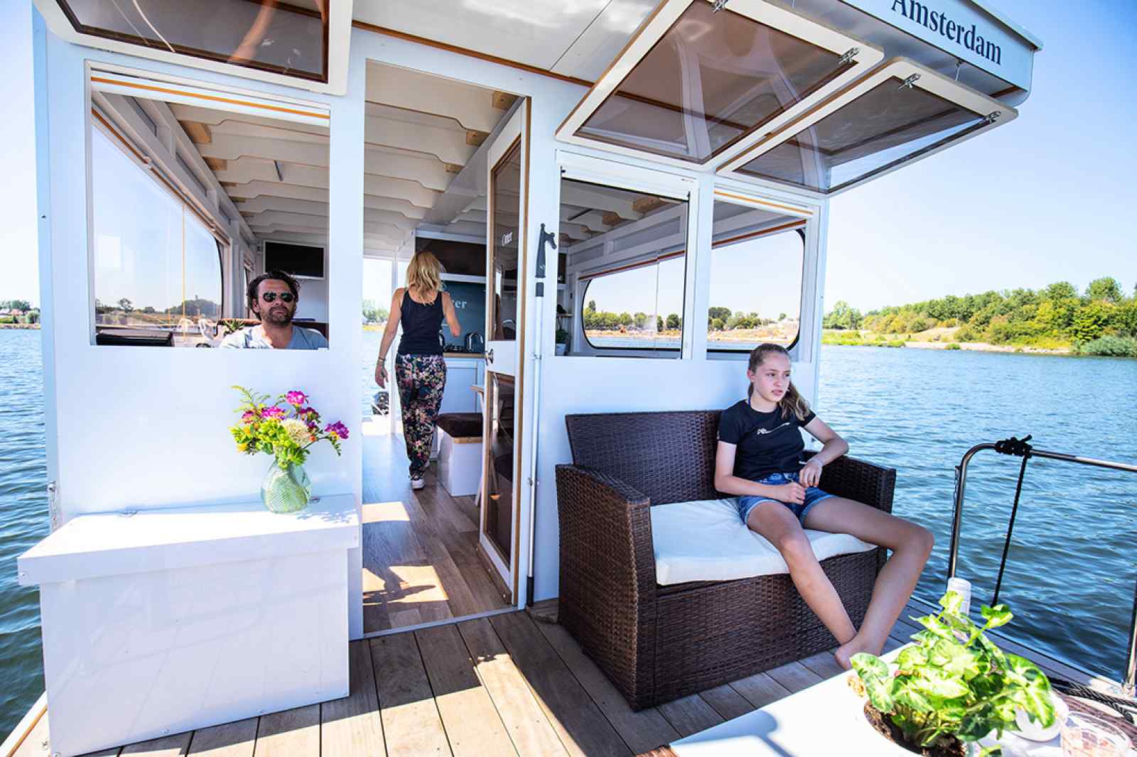 geweldige-4-persoons-houseboat-in-een-belgische-jachthaven-aan-de-maasplassen