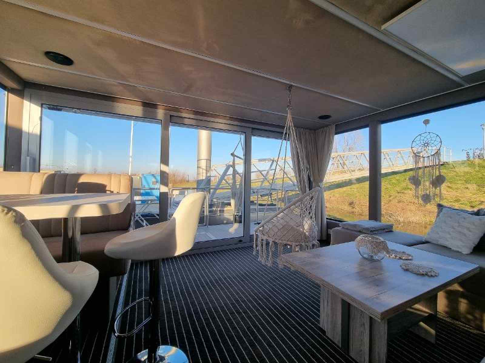 prachtig-6-persoons-huisboot-met-dakterras-en-prachtig-uitzicht-over-de-maasvallei