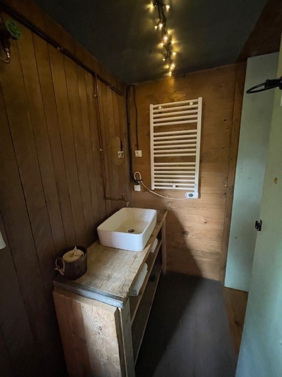 tiny-house-voor-4-personen-met-hottub-op-vakantiepark-met-klimpark-in-belgisch-limburg