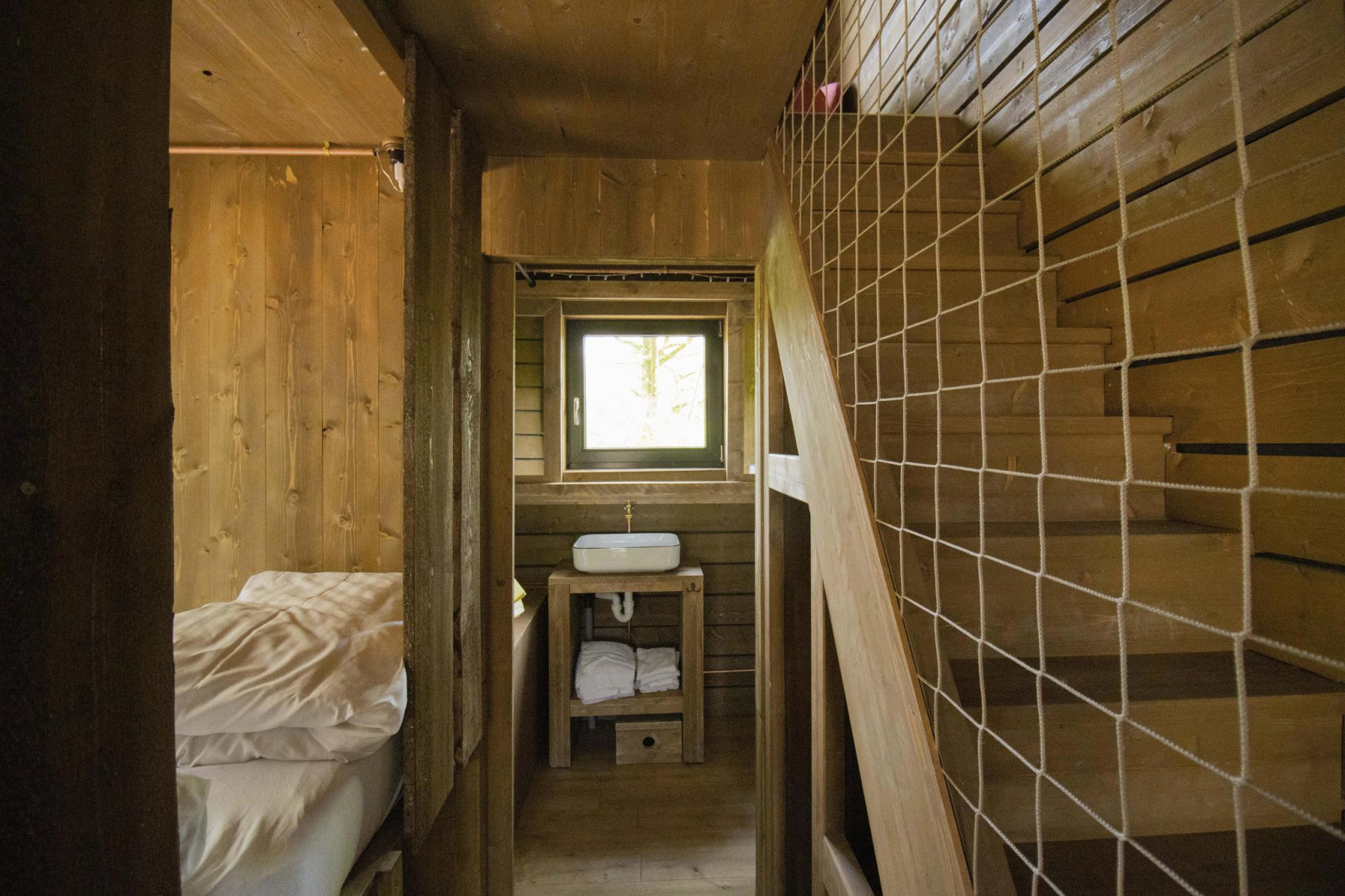 tiny-house-voor-4-personen-met-hottub-op-vakantiepark-met-klimpark-in-belgisch-limburg