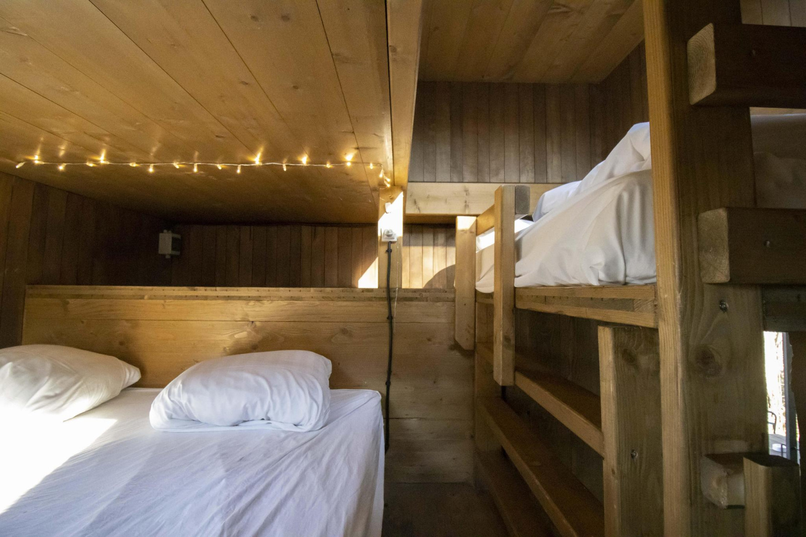 tiny-house-voor-5-personen-met-terras-op-35-meter-hoogte-in-bosrijke-omgeving-in-belgie