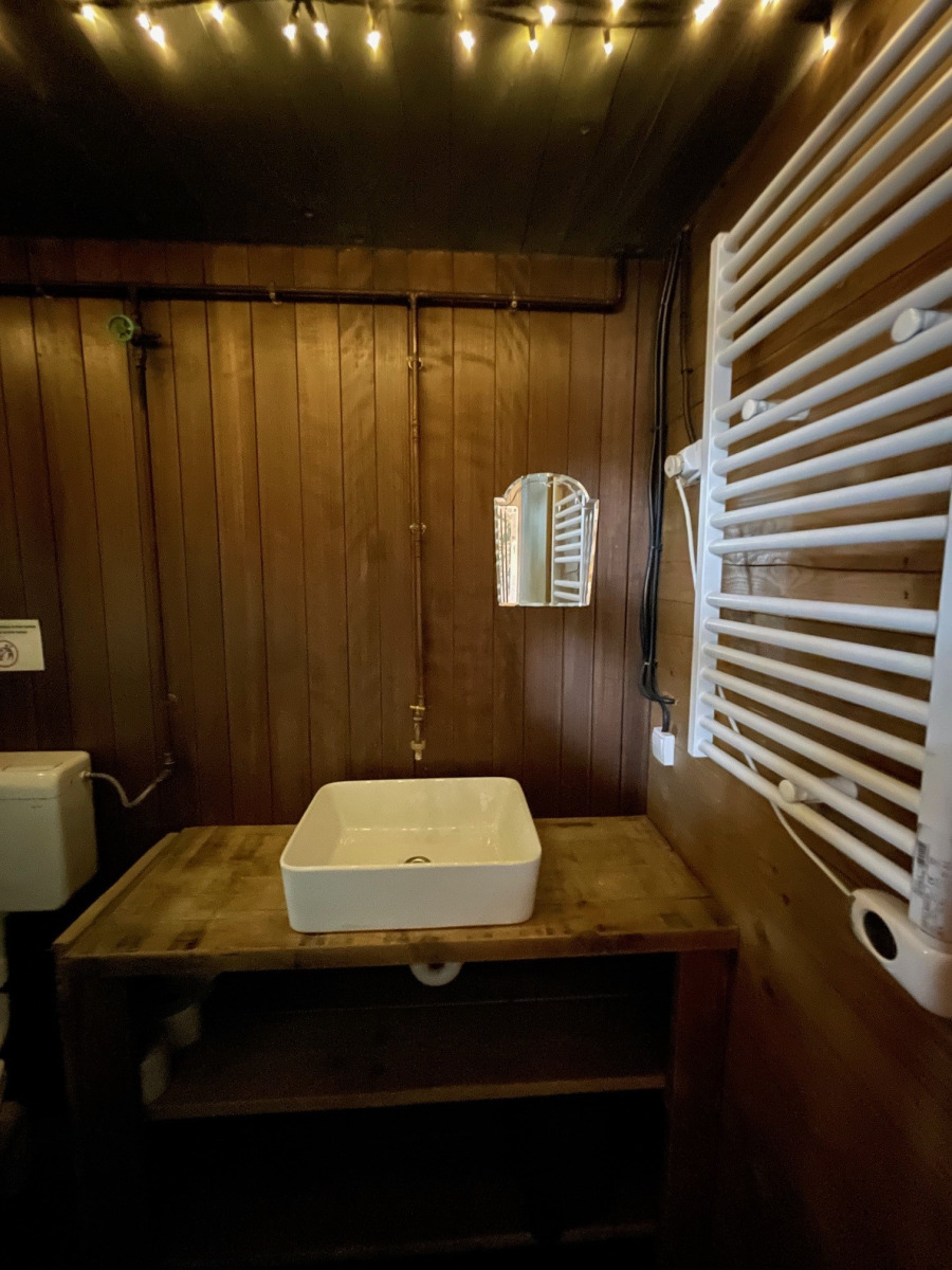 tiny-house-voor-5-personen-met-terras-op-35-meter-hoogte-in-bosrijke-omgeving-in-belgie