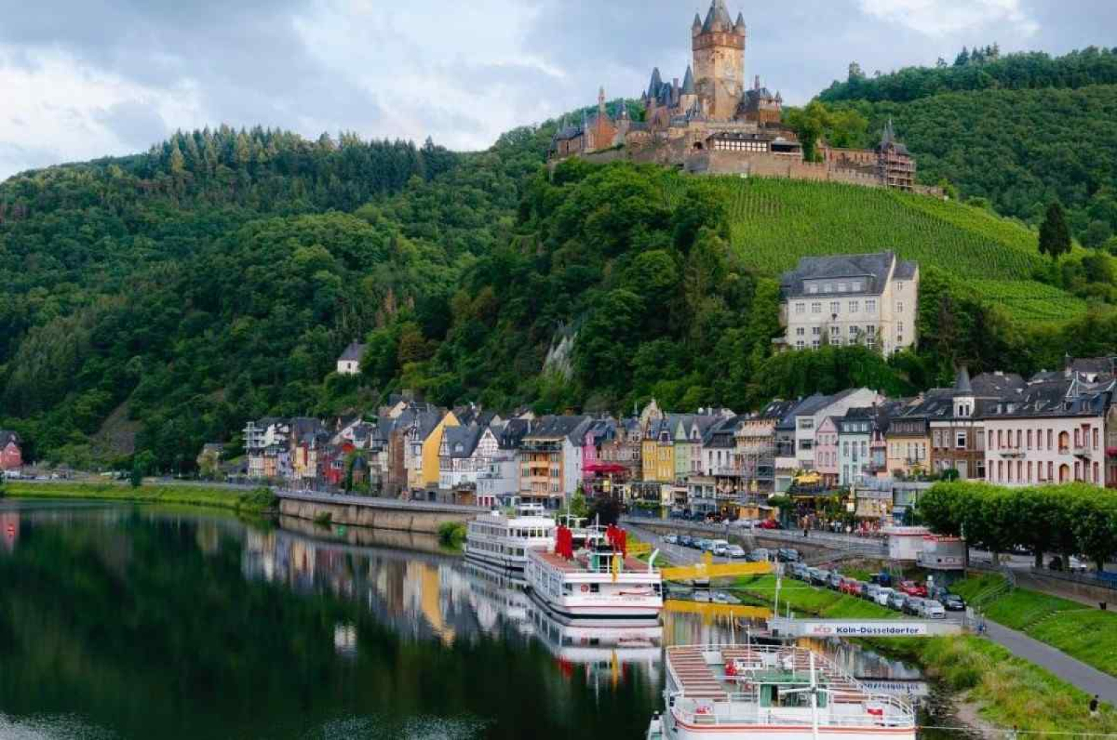 prachtig-18-persoons-vakantiehuis-in-een-idyllisch-dorp-in-de-eifel