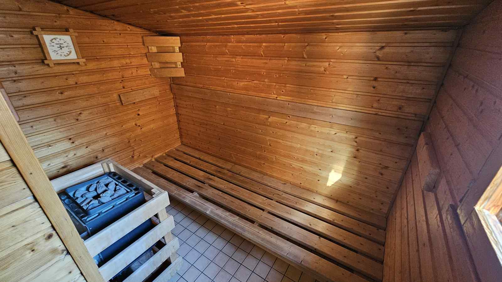 finse-bungalow-met-sauna-midden-in-het-bos-in-gelderland-voor-10-personen