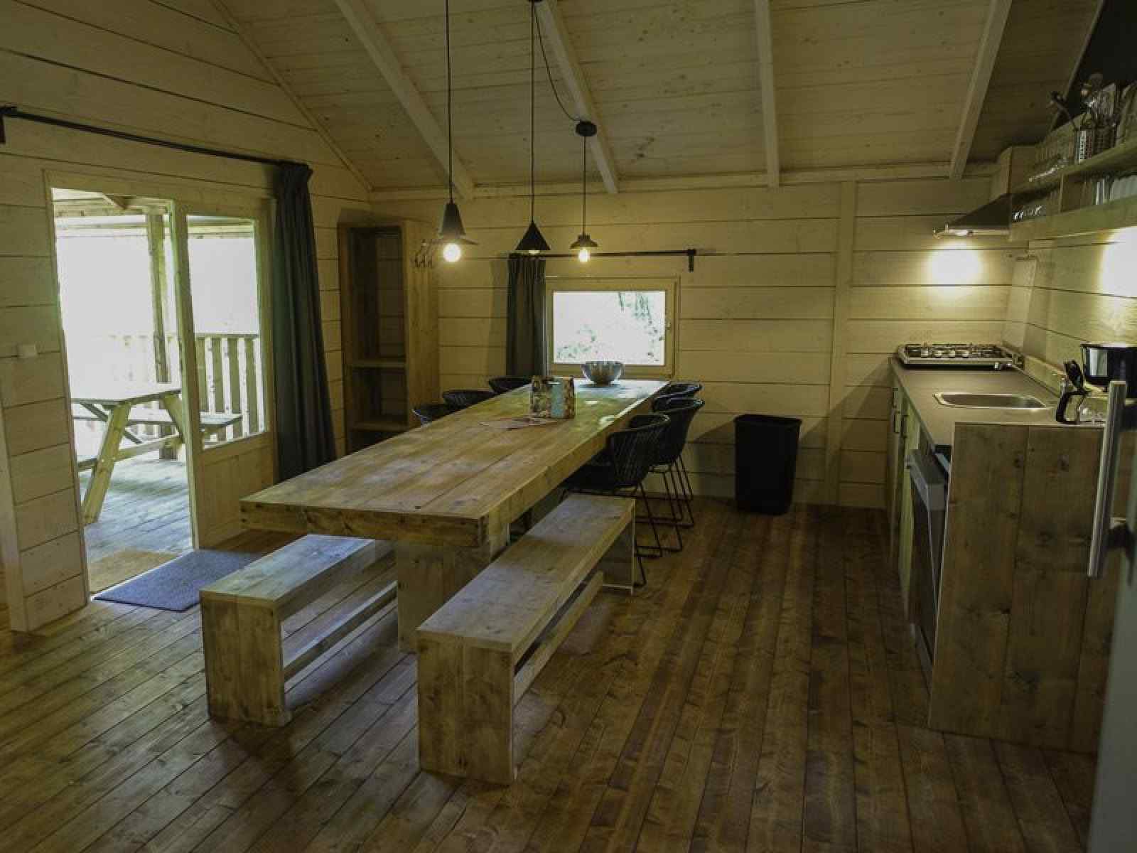 10-persoons-groepsaccommodatie-met-5-slaapkamers-op-vakantiepark-ruinen