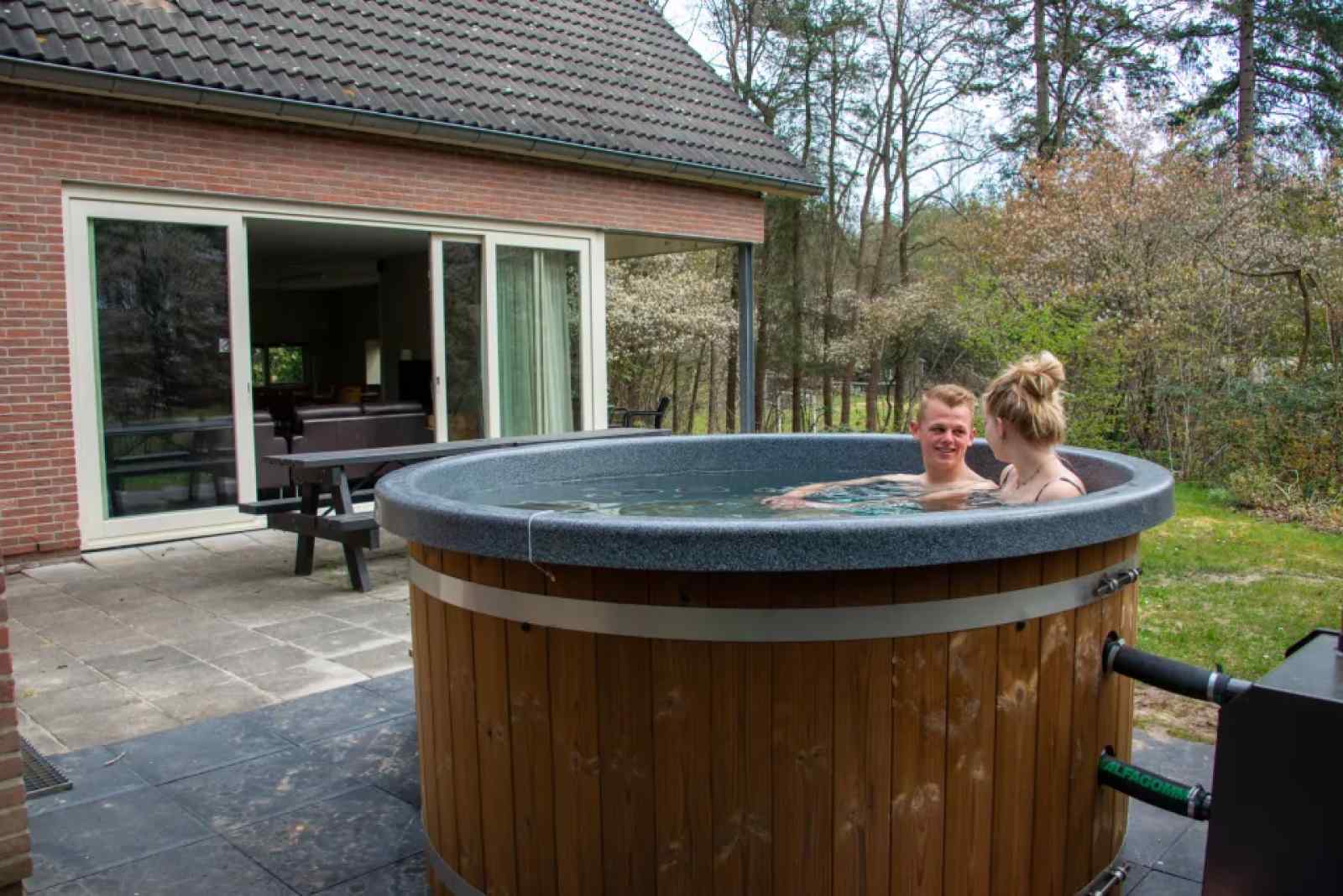 de-hele-familie-mee-op-vakantie-naar-deze-18-persoons-villa-in-ruinen