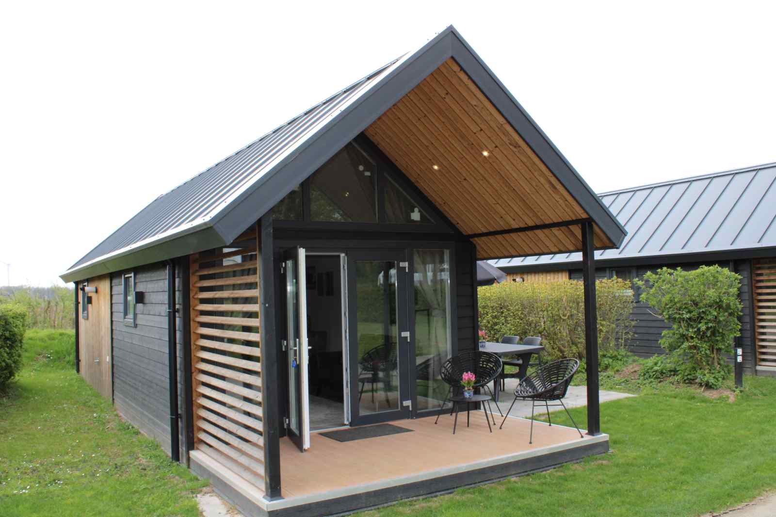 tiny-house-voor-4-personen-op-recreatiepark-rhederlaagse-meren-in-lathum