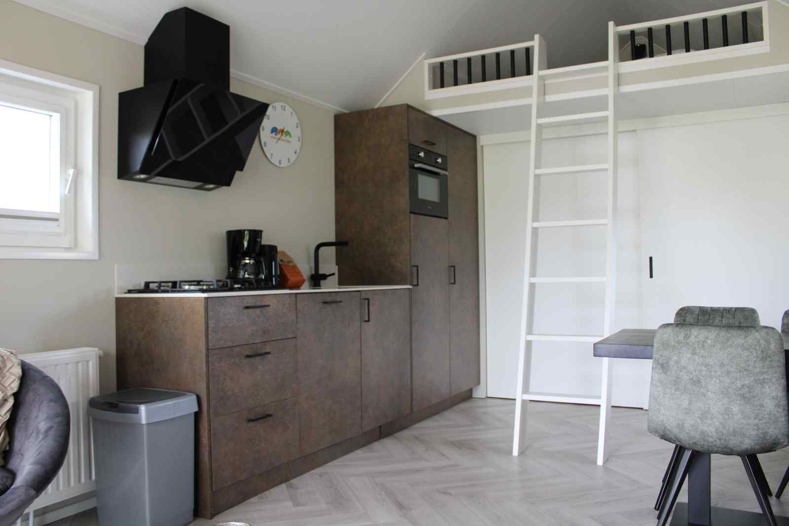 tiny-house-voor-4-personen-op-recreatiepark-rhederlaagse-meren-in-lathum