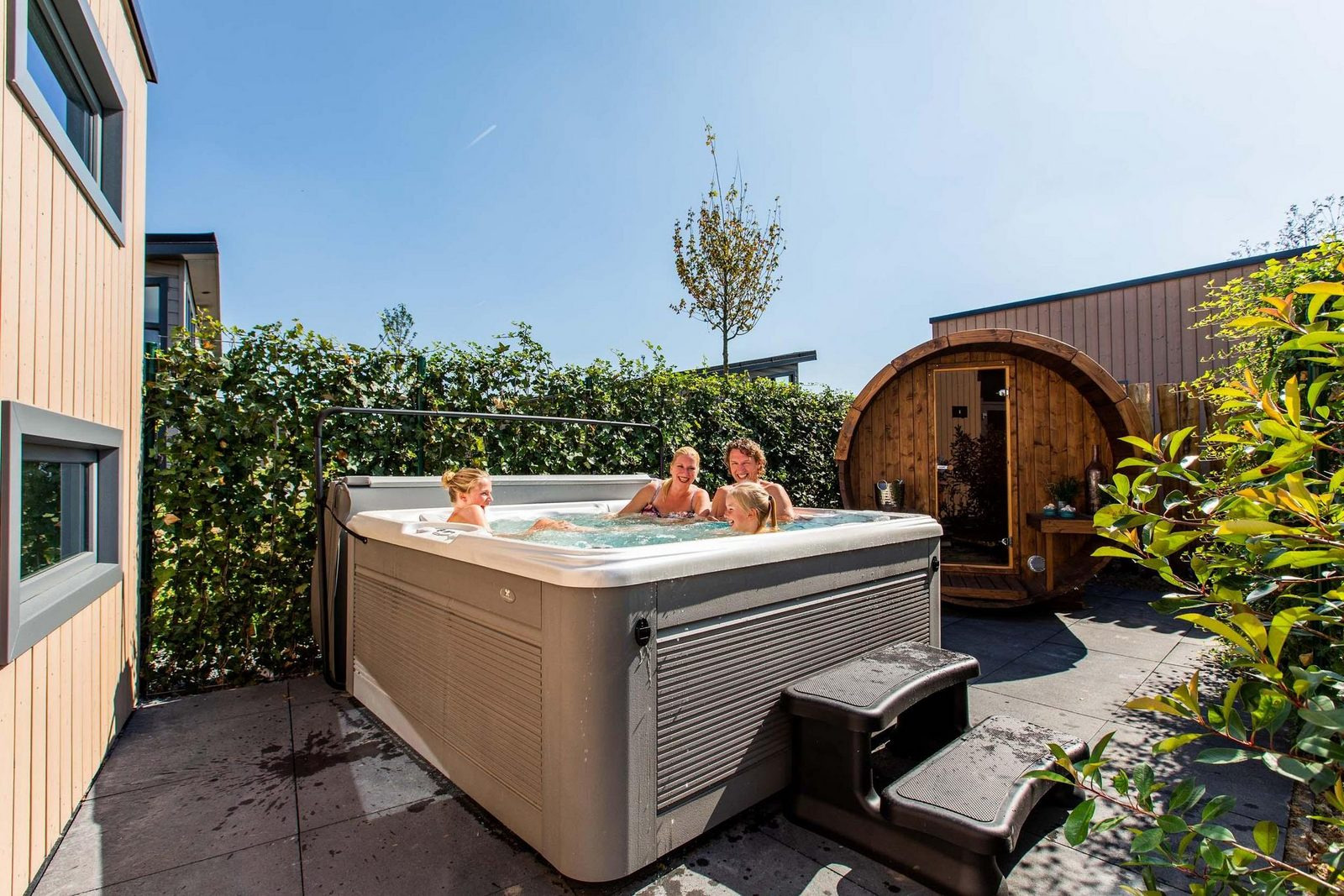 knus-chalet-voor-4-personen-met-een-bubbelbad-en-sauna-op-de-scheleberg-in-lunteren