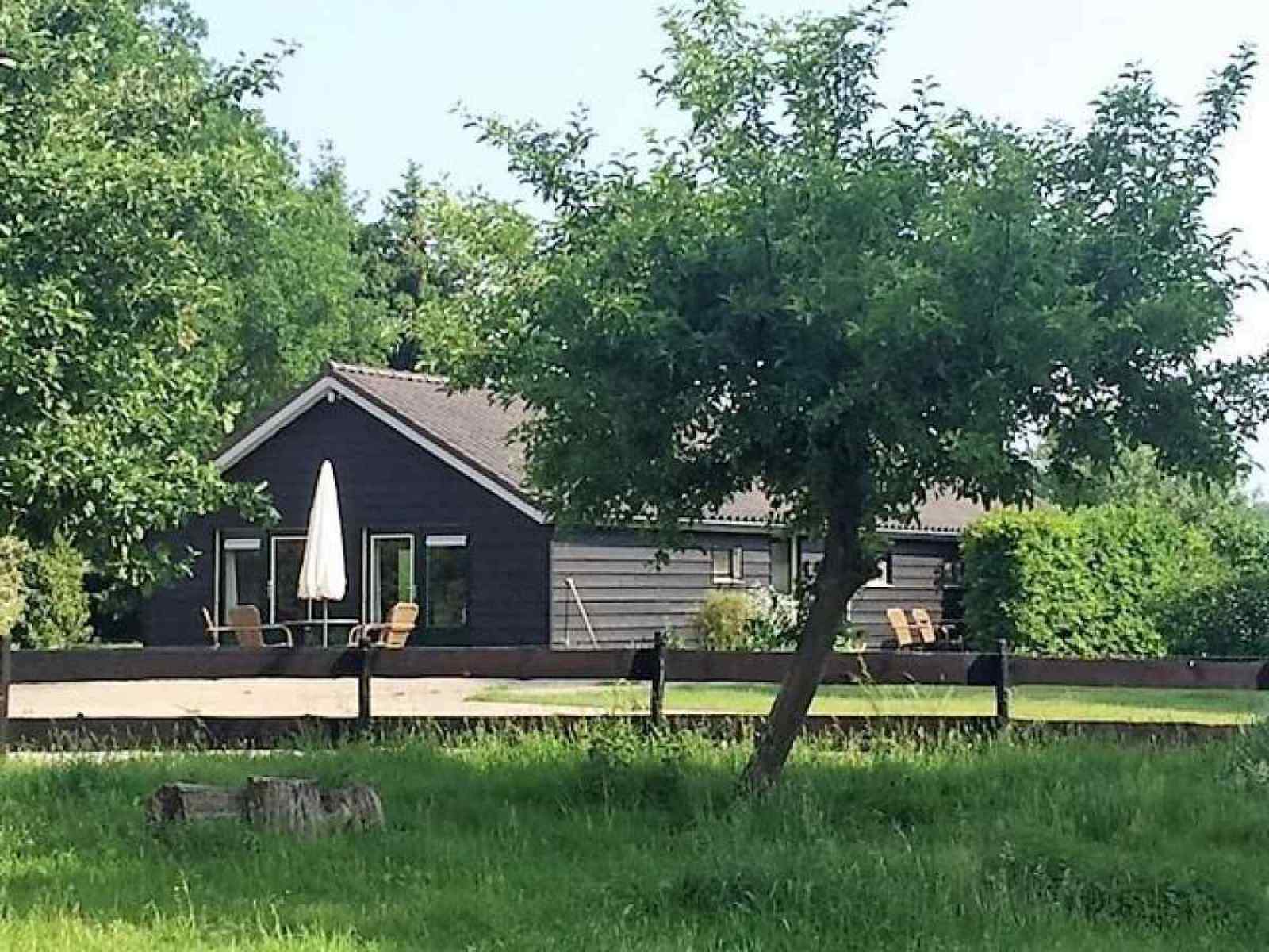 mooi-10-persoons-vakantiehuis-op-voormalig-boerenerf-met-hottub