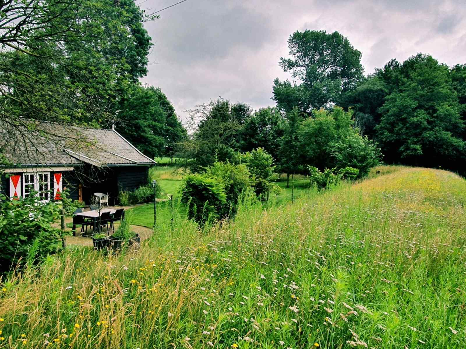 sfeervol-4-persoons-vakantiehuis-gelijkvloers-met-ligbad-en-grote-tuin-in-aalten