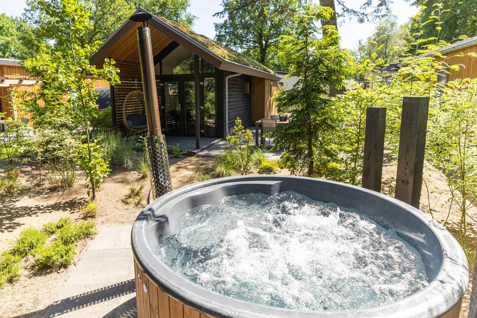 tiny-lodge-eco-4-personen-hottub-op-een-vakantiepark-op-de-veluwe