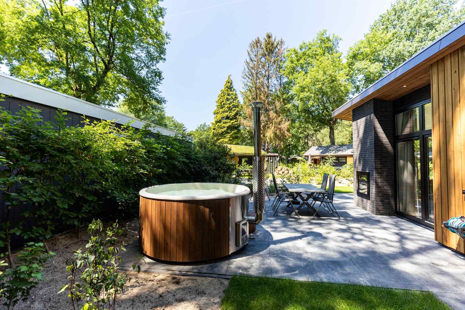 luxe-4-persoons-vakantiewoning-met-sauna-en-hottub-of-bubbelbad-op-de-veluwe