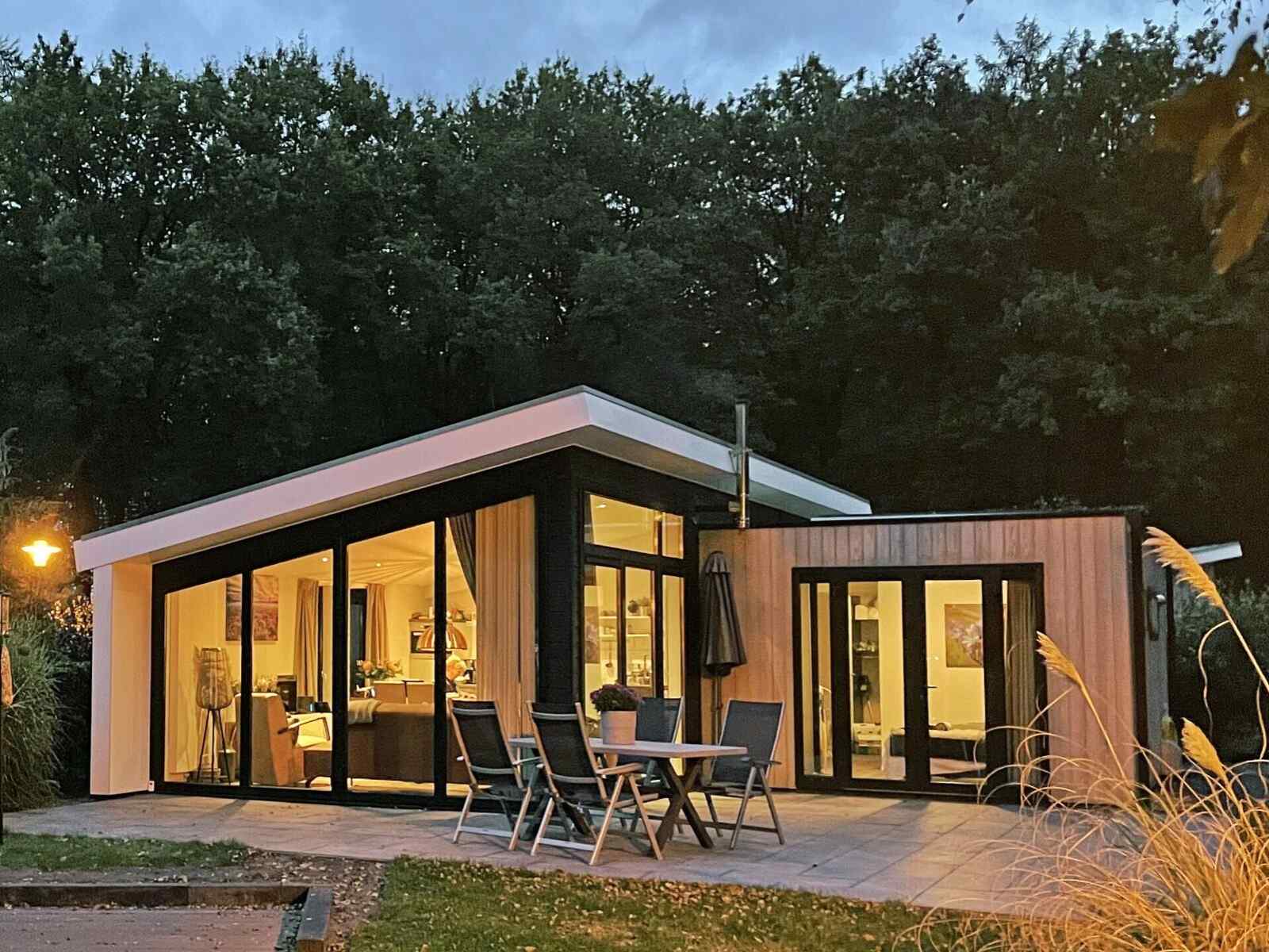 ruime-4-persoons-vakantiewoning-met-bubbelbad-tussen-de-bossen-op-de-veluwe