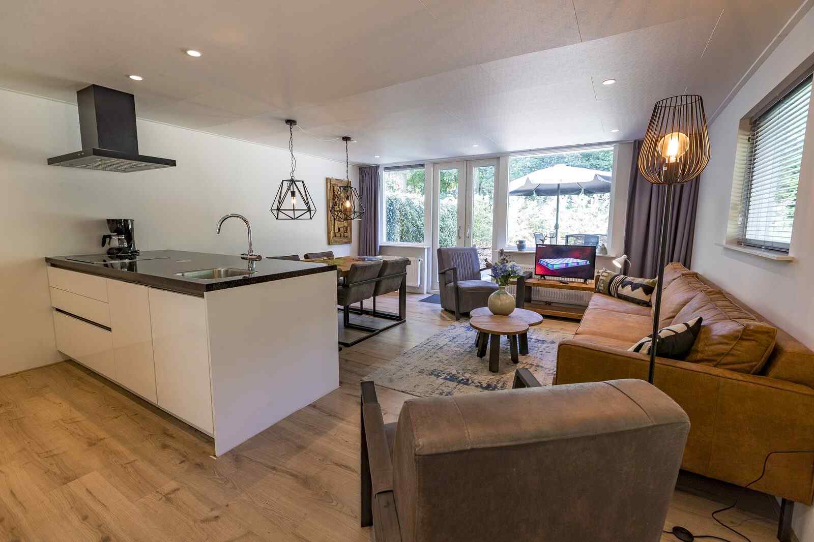 luxe-6-persoons-vakantiehuis-met-sauna-en-hottub-in-de-tuin-op-de-veluwe
