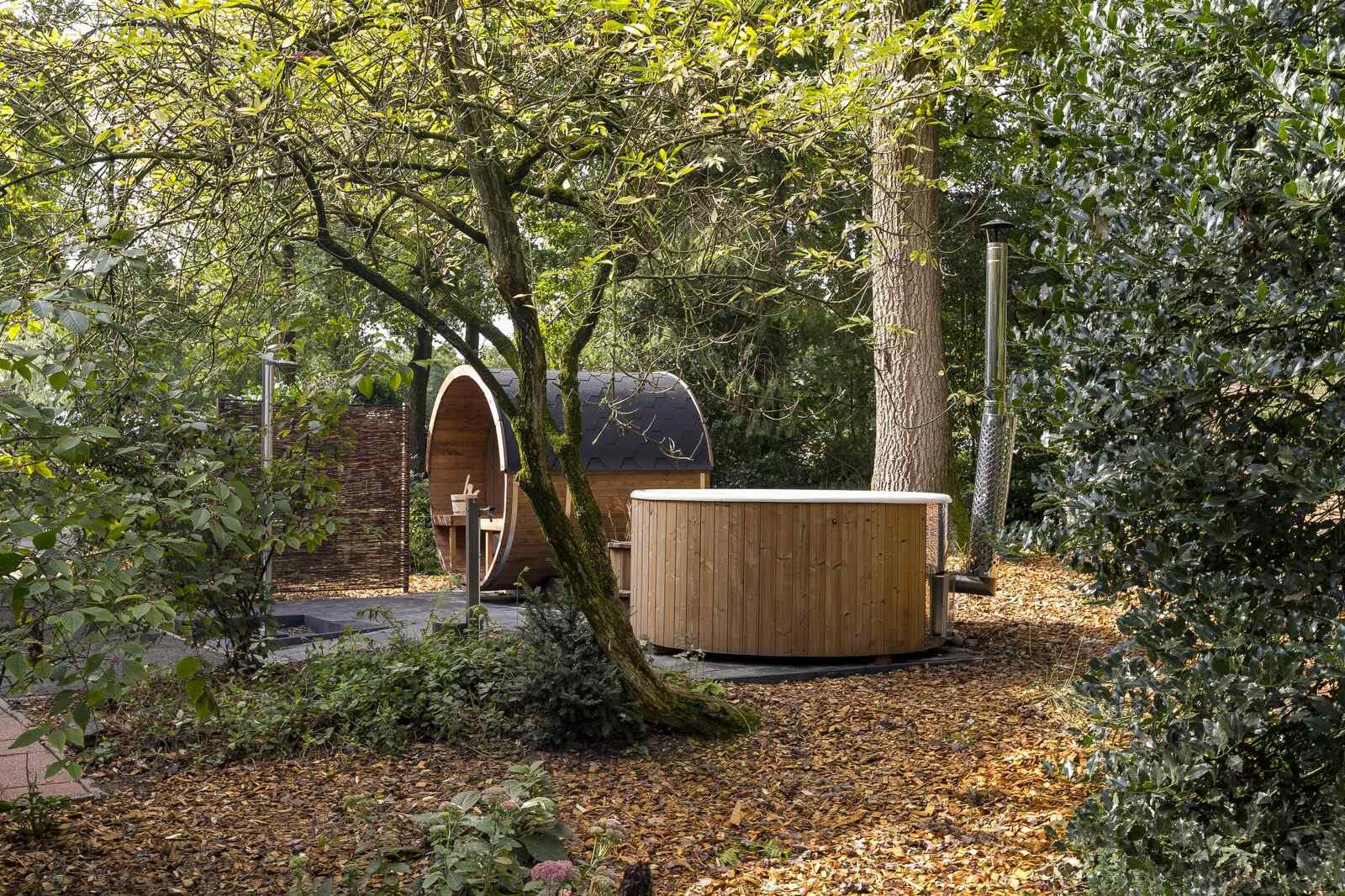 luxe-6-persoons-vakantiehuis-met-sauna-en-hottub-in-de-tuin-op-de-veluwe