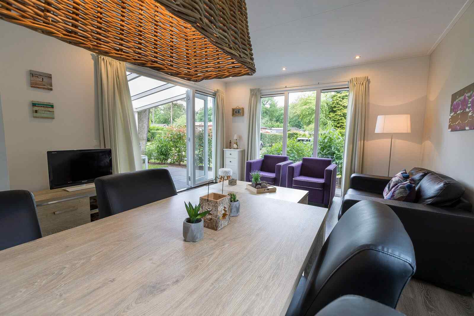 stijlvolle-4-persoons-vakantiewoning-met-veranda-op-een-vakantiepark-in-de-veluwe