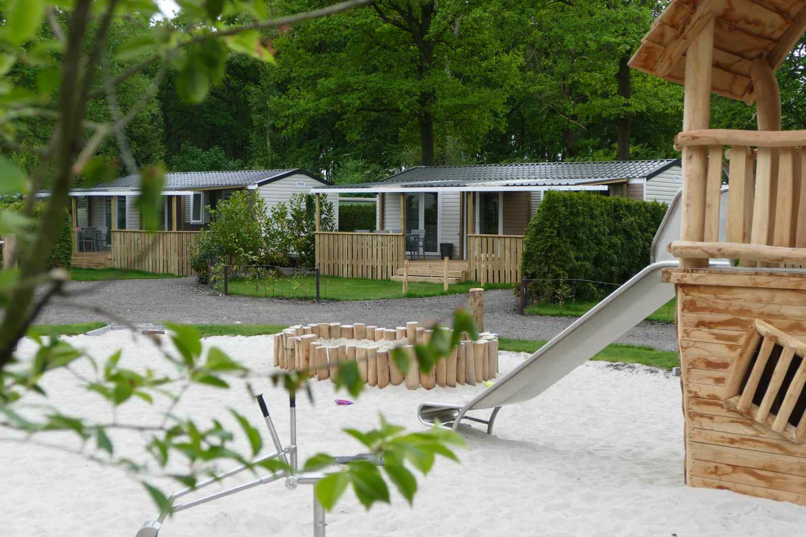 heerlijk-6-persoons-chalet-met-veranda-op-camping-in-wateren-drenthe