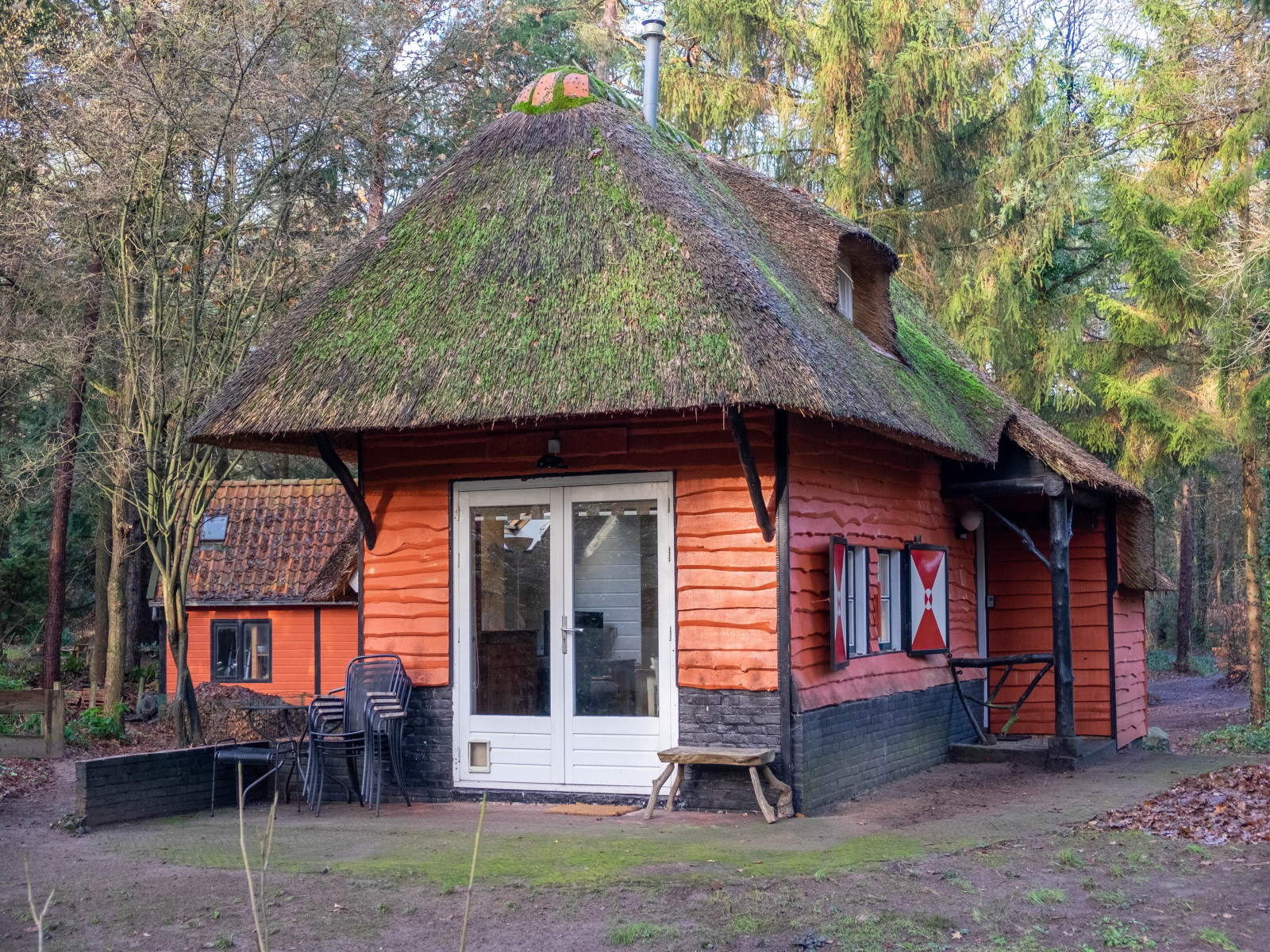 karakteristiek-vrijstaand-5-persoons-vakantiehuis-bosrijk-gelegen-nabij-norg-in-drenthe