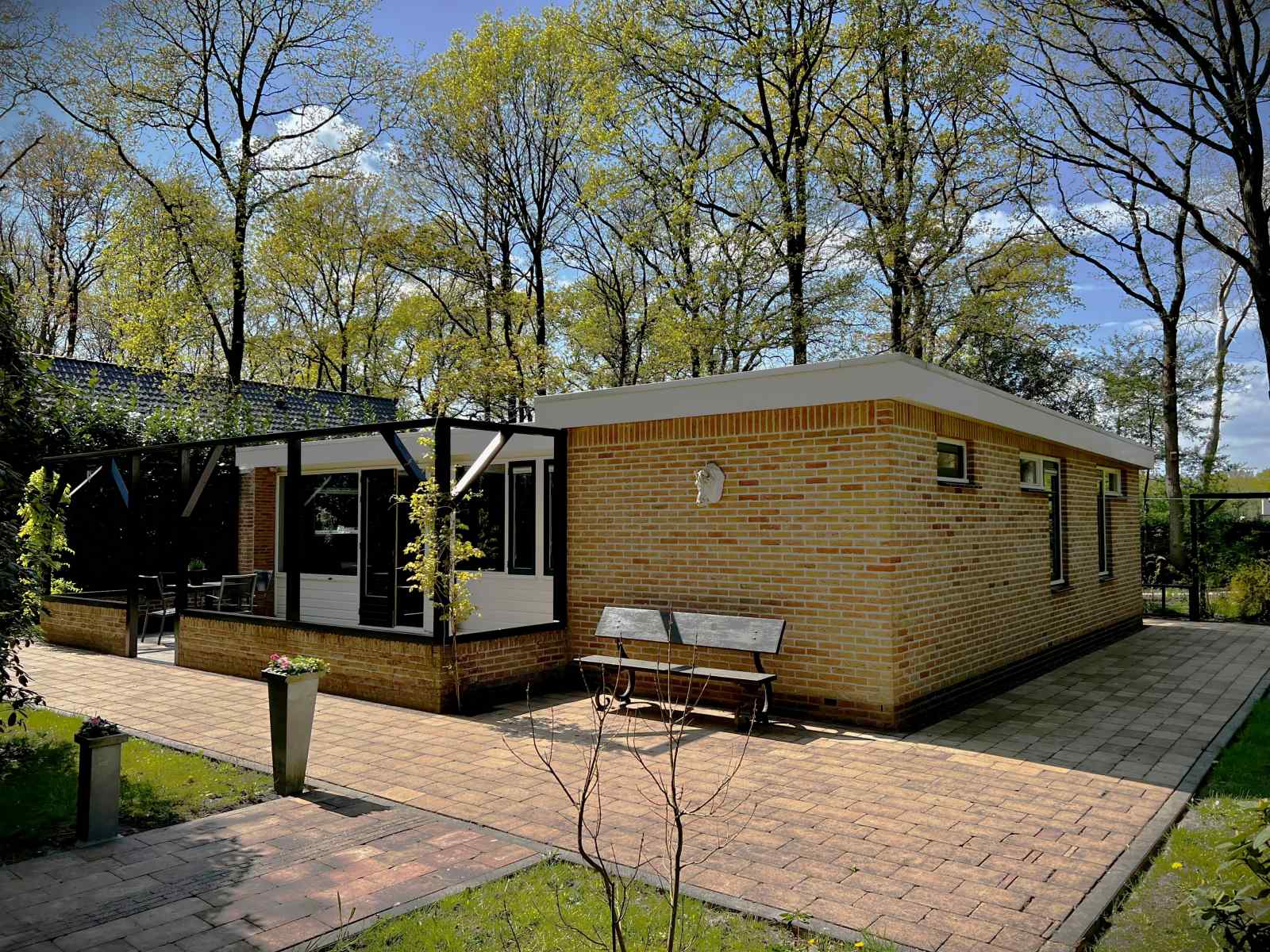 vrijstaand-4-persoons-vakantiebungalow-midden-in-het-bos-in-drenthe