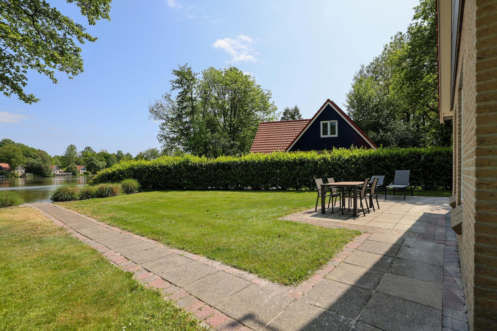 prachtig-4-persoons-vakantiehuis-direct-aan-het-water-in-westerbork