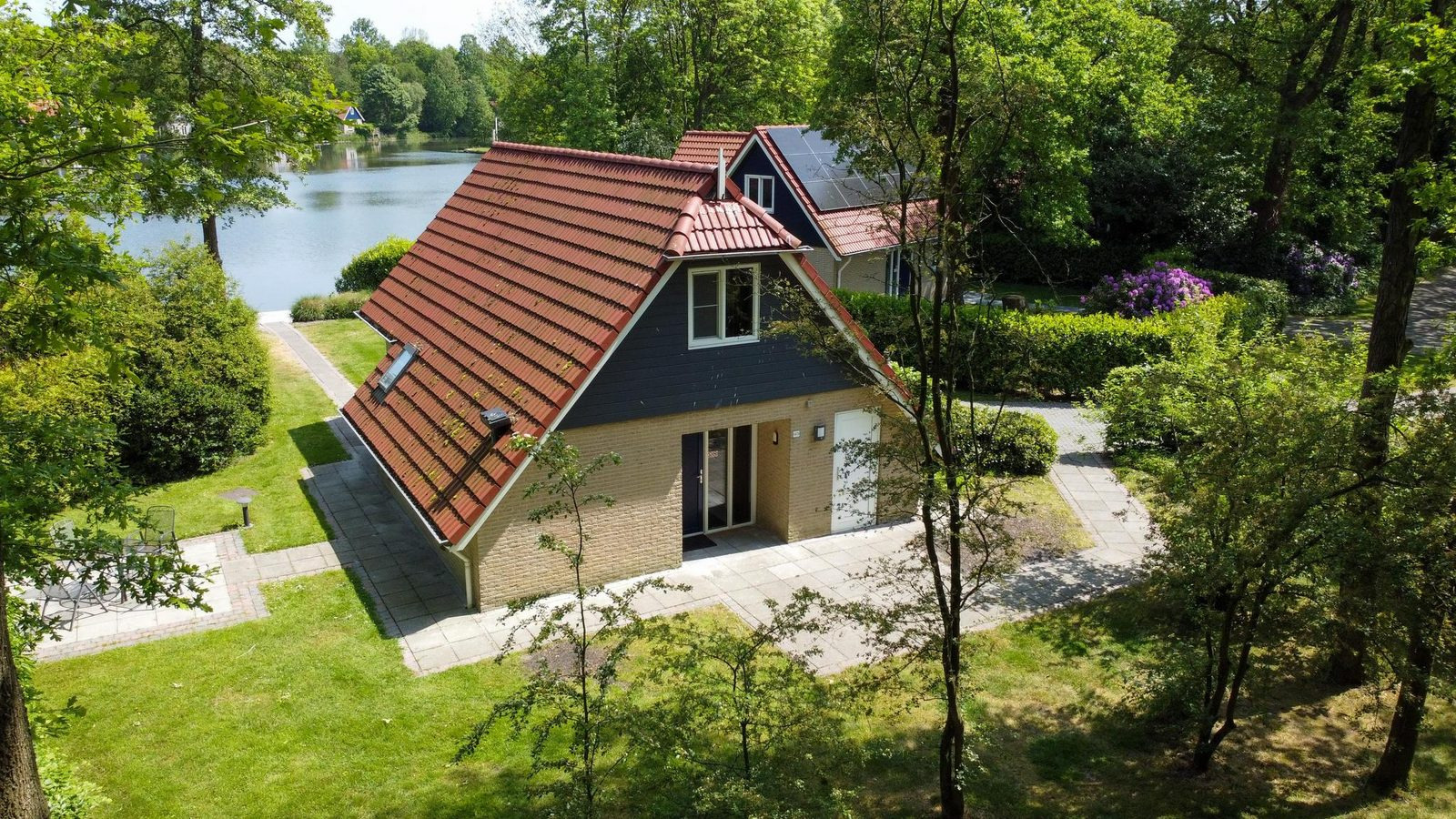 prachtig-4-persoons-vakantiehuis-direct-aan-het-water-in-westerbork