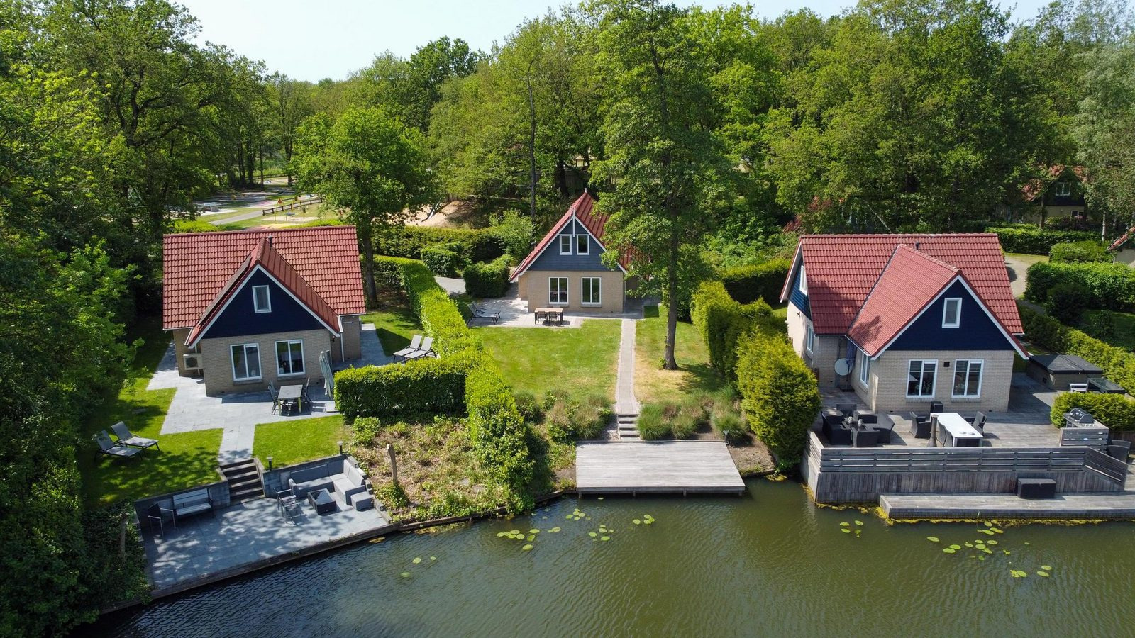 prachtig-4-persoons-vakantiehuis-direct-aan-het-water-in-westerbork