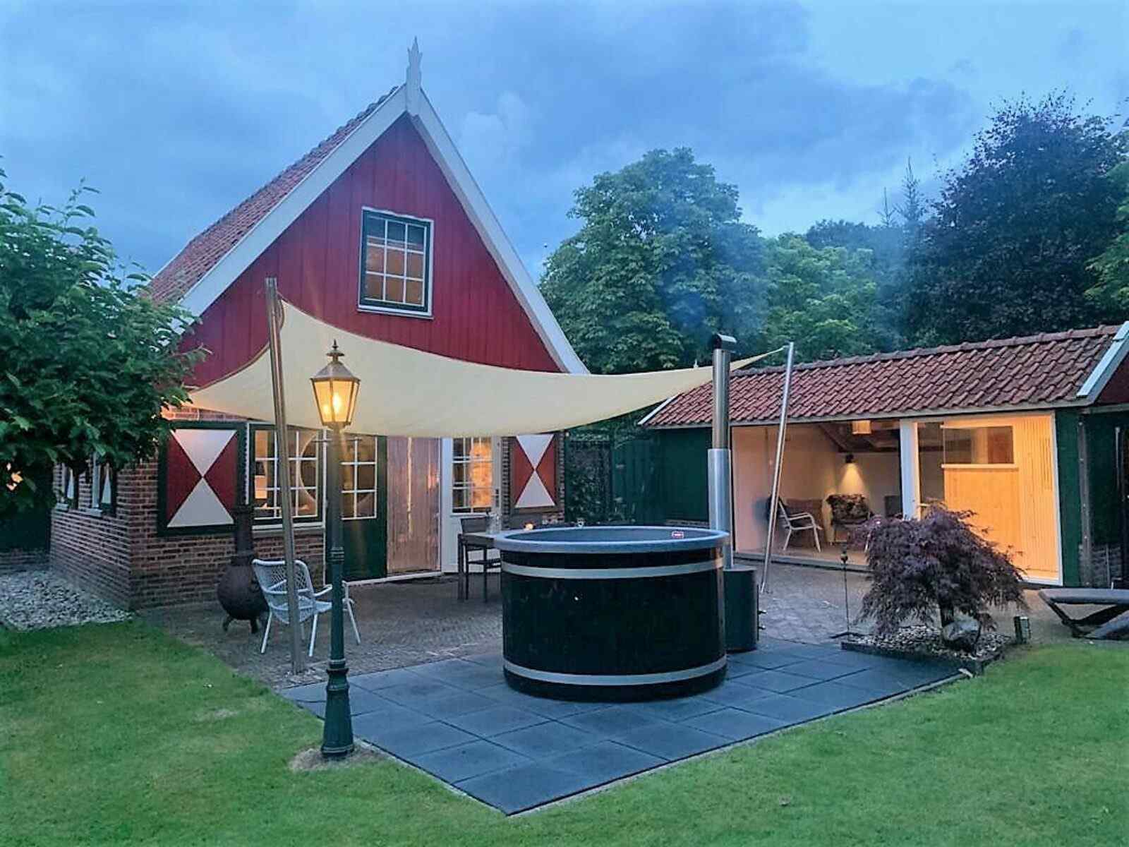 luxe-5-persoons-vakantiehuis-met-hottub-finse-sauna-en-sunshower-in-de-achterhoek