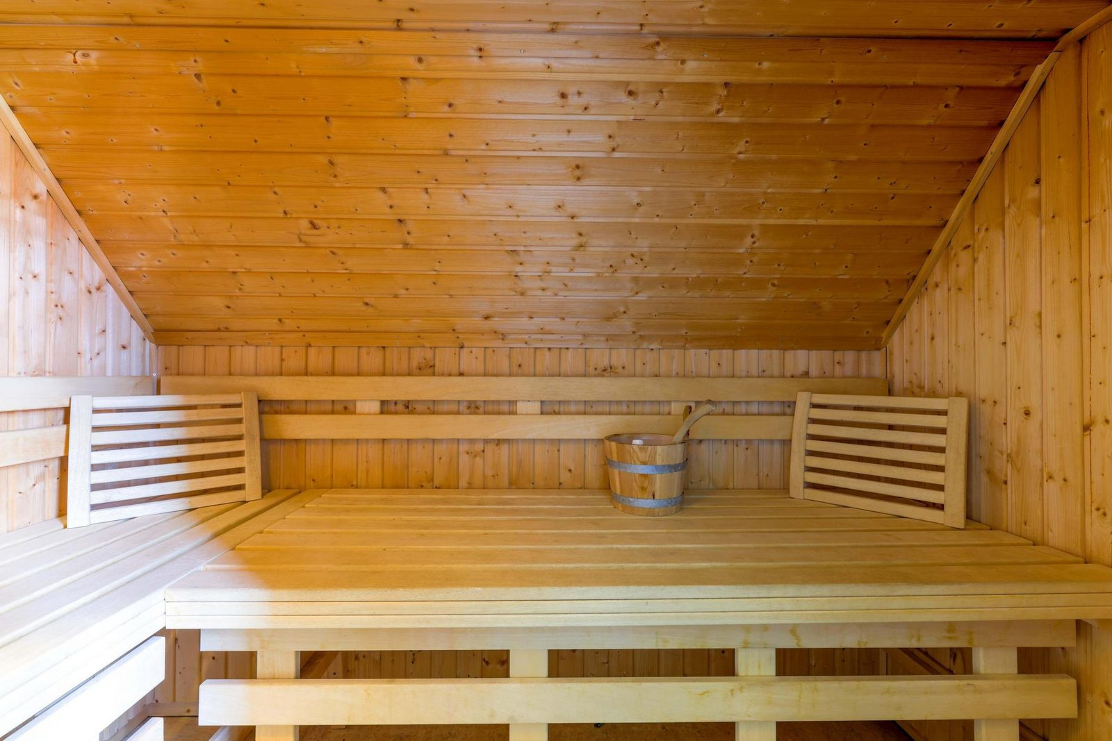 aan-het-water-gelegen-8-persoons-vakantiehuis-met-sauna-en-ligbad-in-westerbork