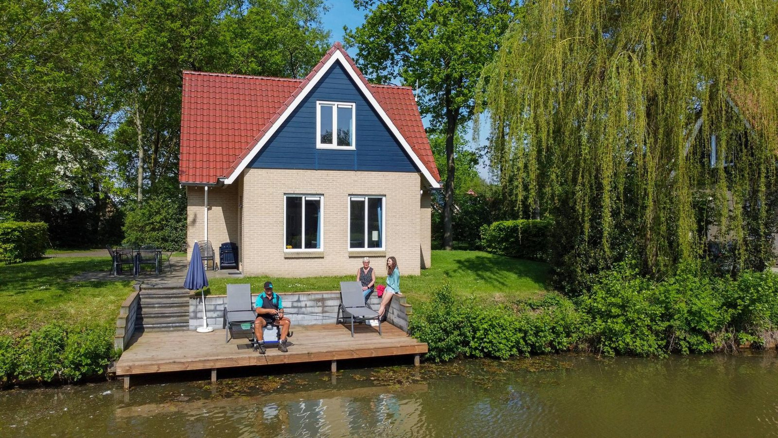 aan-het-water-gelegen-8-persoons-vakantiehuis-met-sauna-en-ligbad-in-westerbork