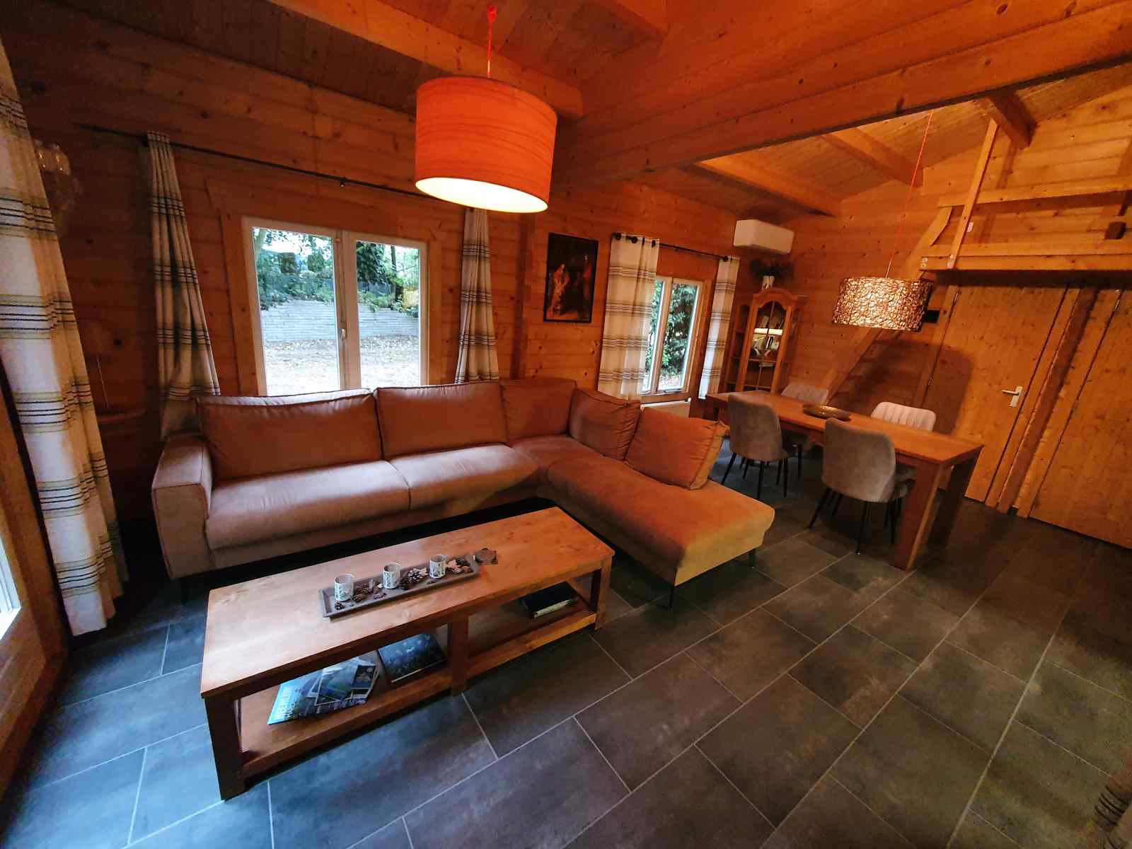 comfortabel-chalet-met-bubbelbad-voor-4-tot-6-personen-gelegen-in-ermelo-op-de-veluwe