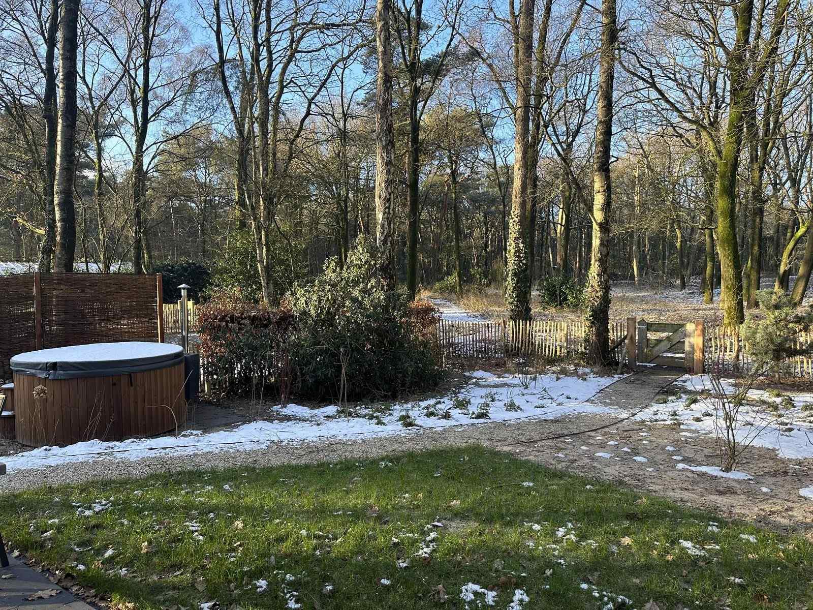 4-persoons-natuur-lodge-met-hottub-en-sauna-op-een-vakantiepark-op-de-veluwe