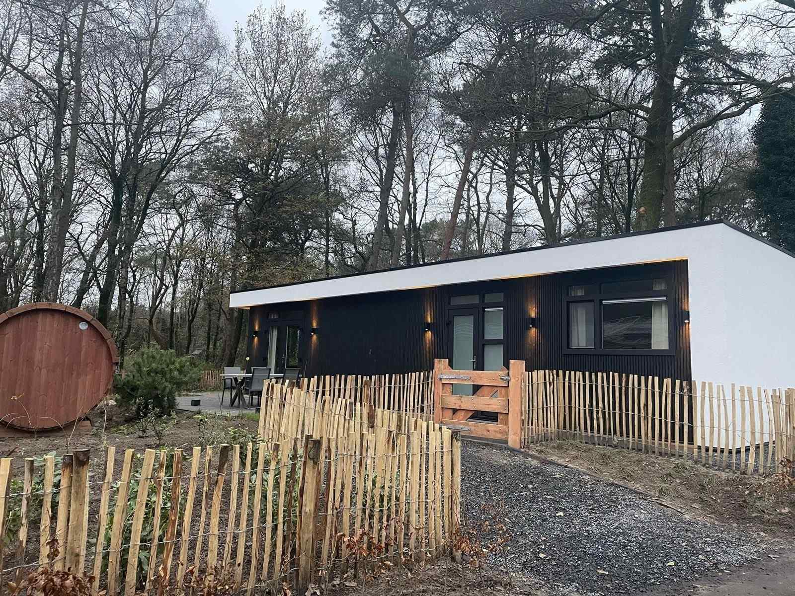 4 persoons natuur lodge met hottub en sauna op een vaka