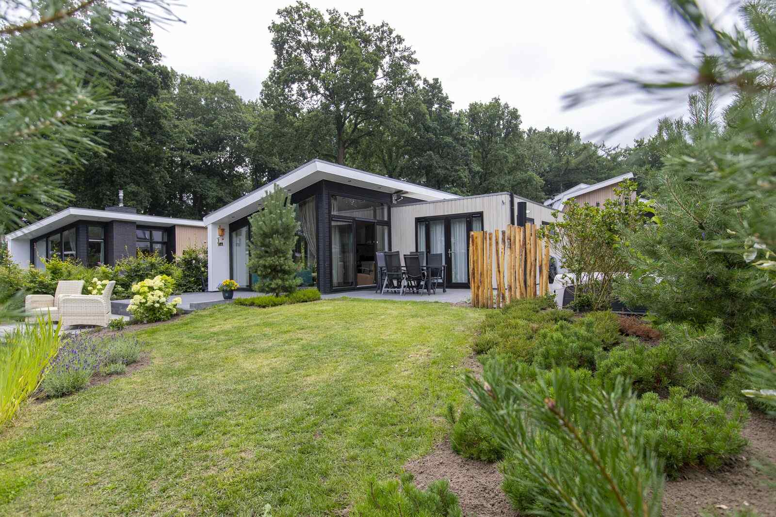 6-persoons-lodge-met-hottub-op-een-vakantiepark-in-de-veluwe