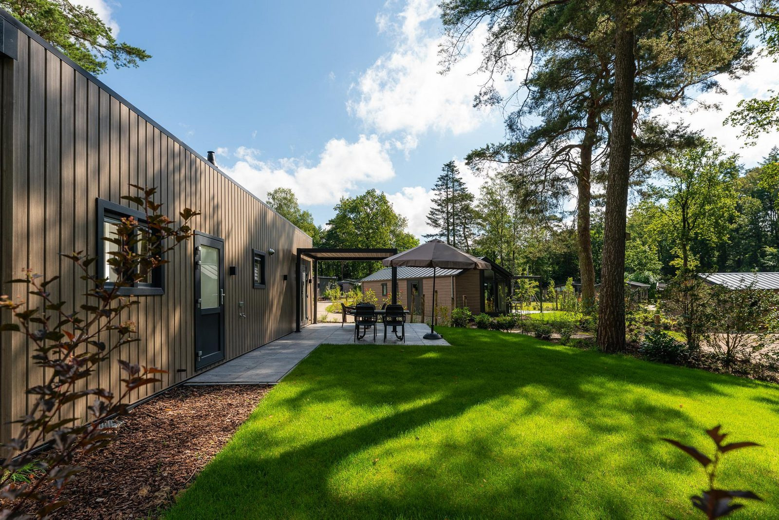 modern-4-persoons-vakantiehuis-op-een-vakantiepark-met-zwembad-op-de-veluwe