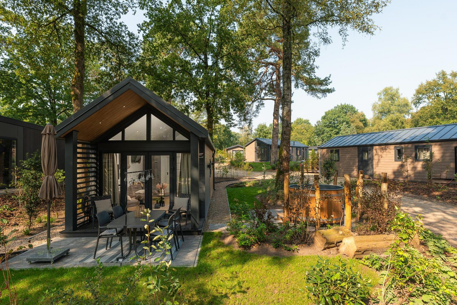 tiny-house-voor-4-personen-met-een-hottub-op-de-bosgraaf-in-lieren