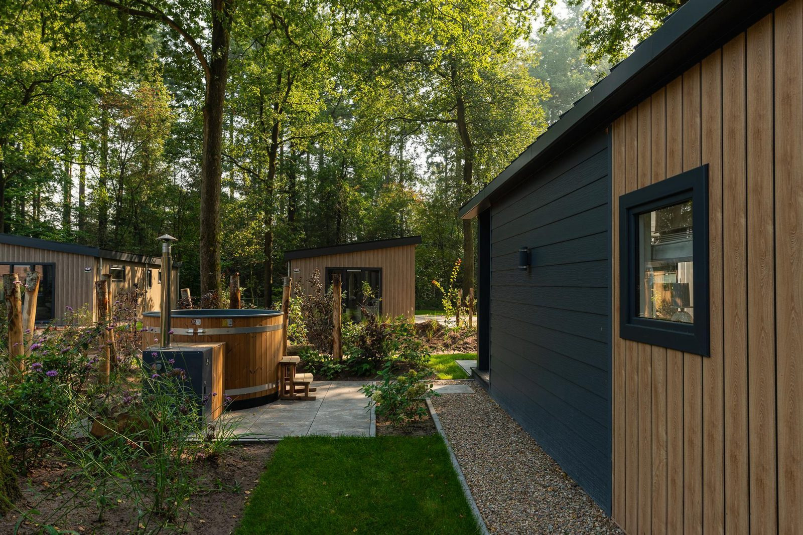 tiny-house-voor-4-personen-met-een-hottub-op-de-bosgraaf-in-lieren