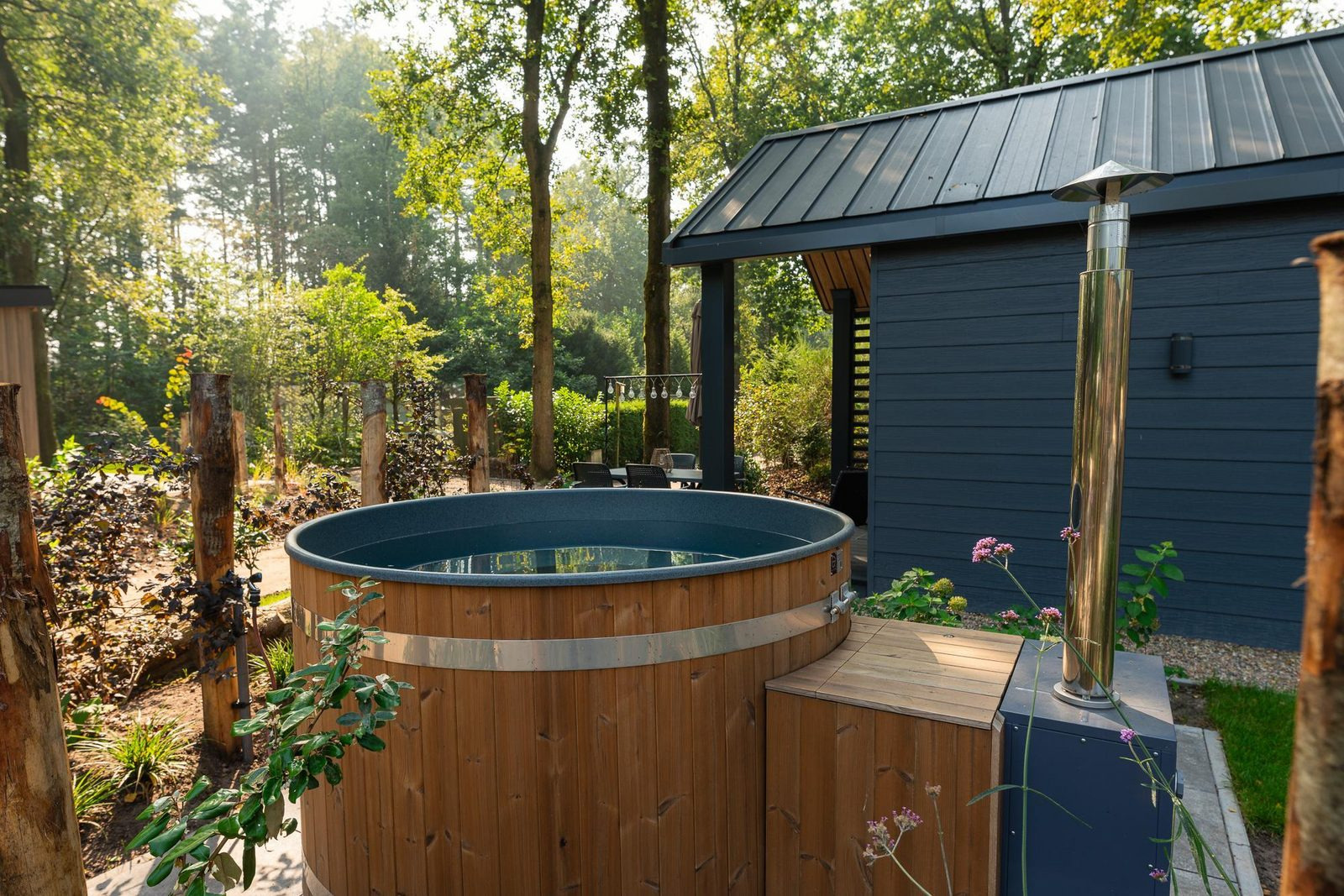 tiny-house-voor-4-personen-met-een-hottub-op-de-bosgraaf-in-lieren