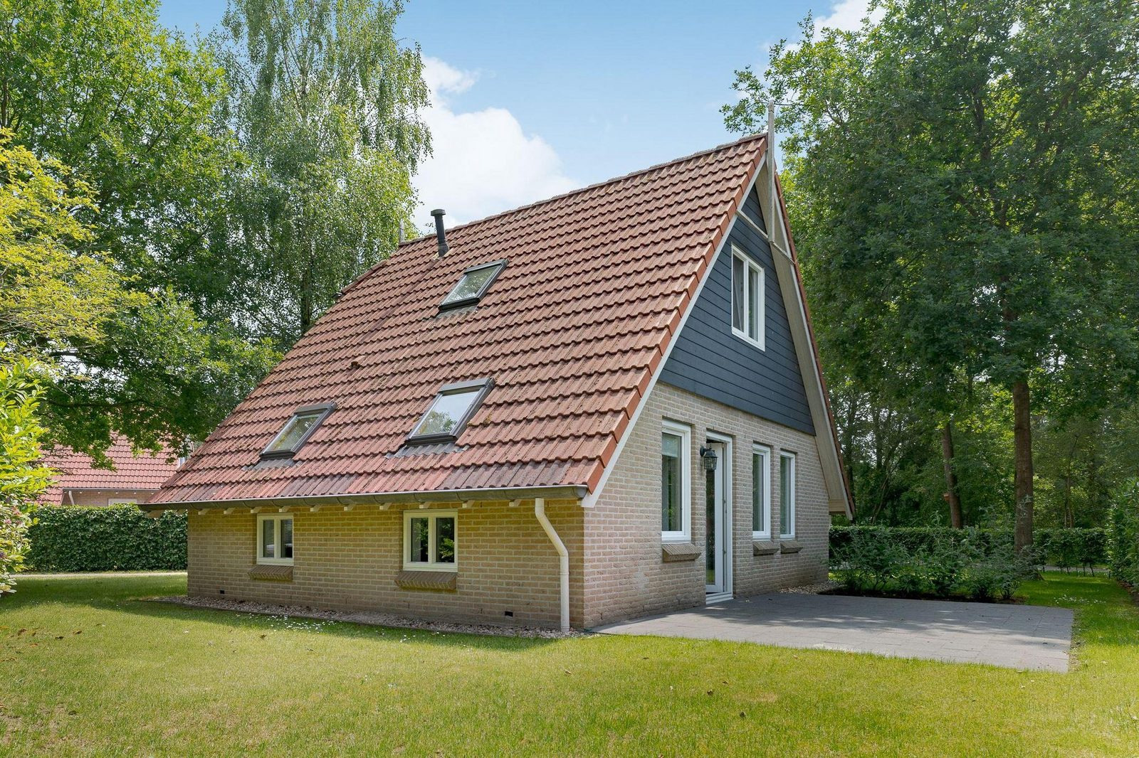 ruim-vier-persoons-vakantiehuis-op-een-vakantiepark-in-westerbork