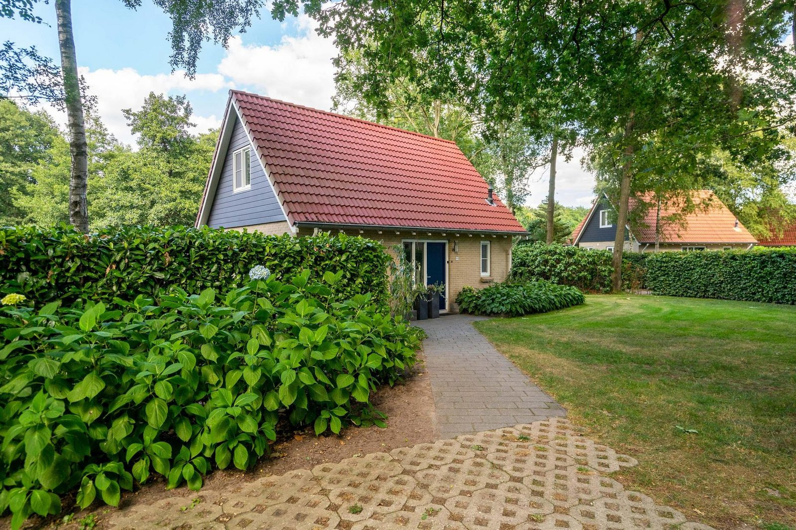 Vrijstaand 6-persoons landhuis aan het water op een vakantiepark in Westerbork