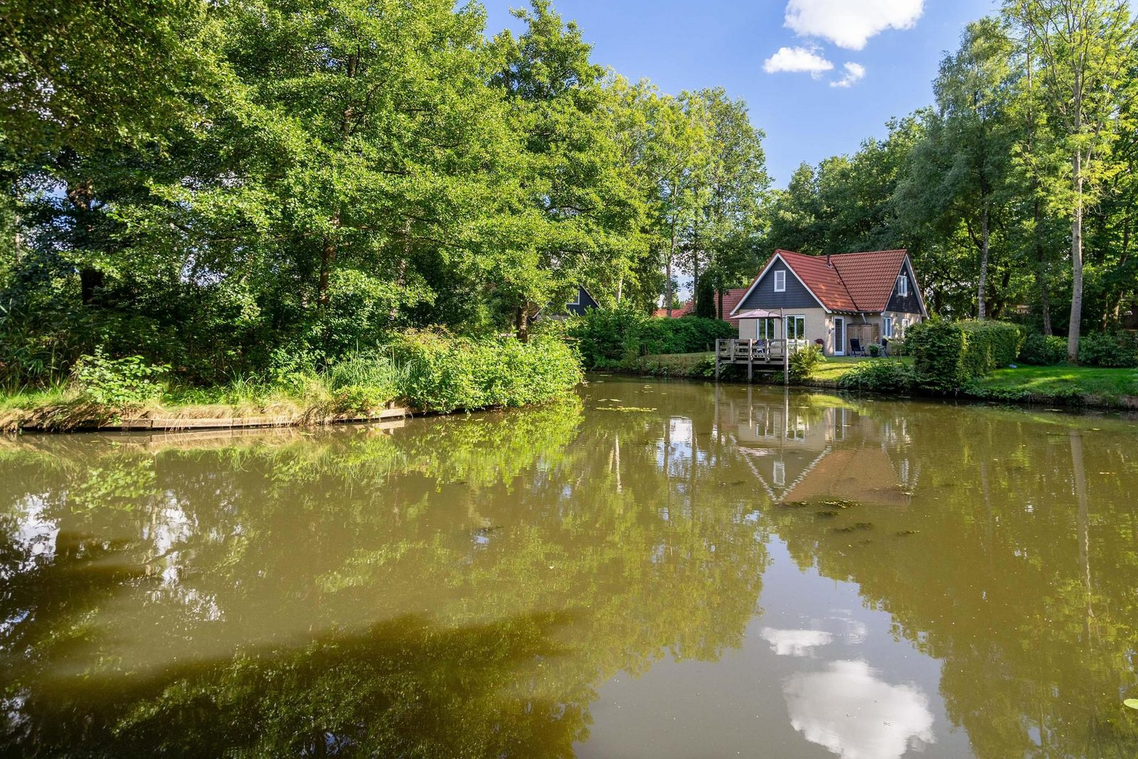 vrijstaand-6-persoons-landhuis-aan-het-water-op-een-vakantiepark-in-westerbork