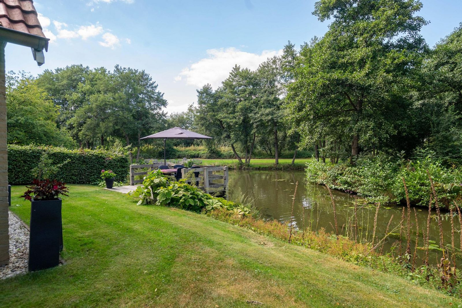 vrijstaand-6-persoons-landhuis-aan-het-water-op-een-vakantiepark-in-westerbork